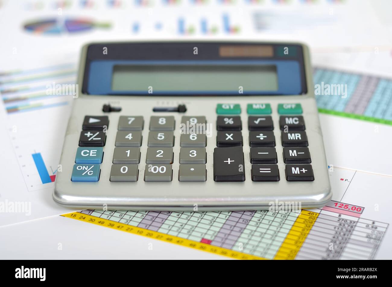 calculatrice et statistiques financières sur tabe, gros plan Banque D'Images