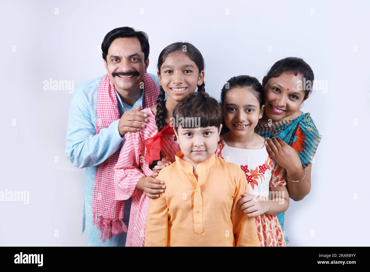 Famille indienne rurale heureuse villageois debout ensemble sur un fond blanc. Banque D'Images