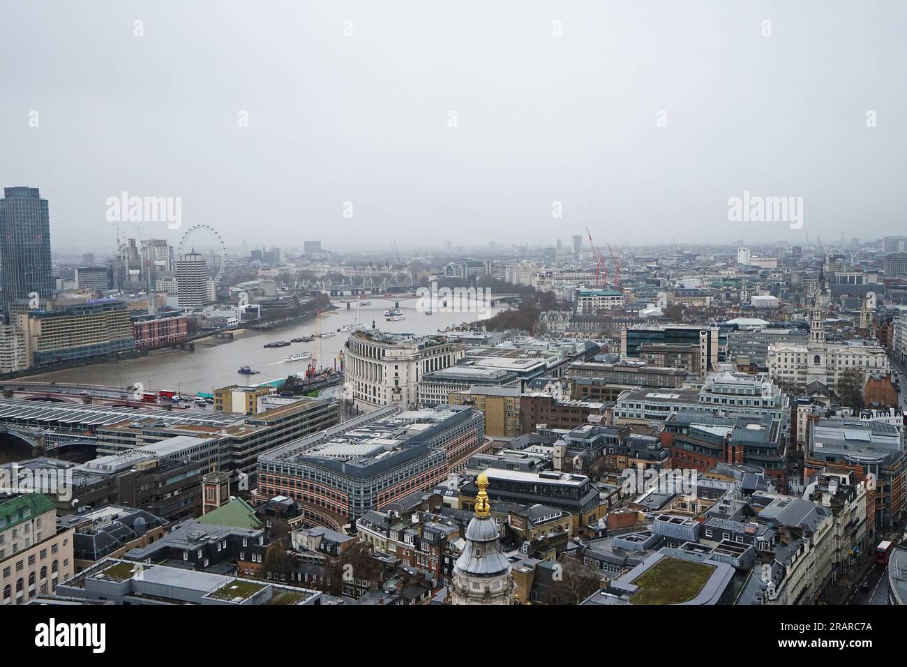 Architecture extérieure et design de vue aérienne de dessus du paysage urbain et de l'horizon de Londres depuis la terrasse sur le toit de la cathédrale St Paul - Angleterre, Royaume-Uni Banque D'Images