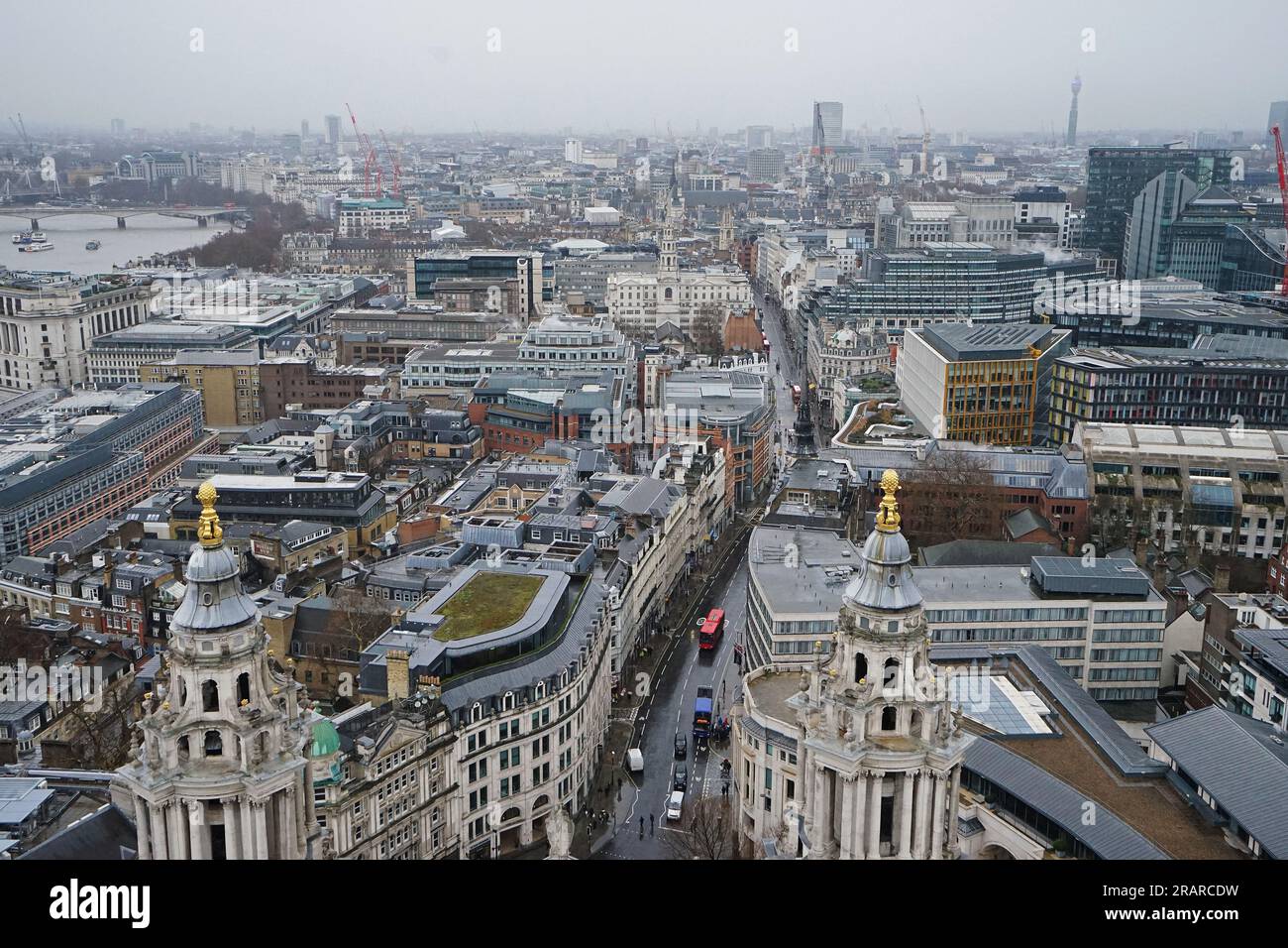 Architecture extérieure et design de vue aérienne de dessus du paysage urbain et de l'horizon de Londres depuis la terrasse sur le toit de la cathédrale St Paul - Angleterre, Royaume-Uni Banque D'Images