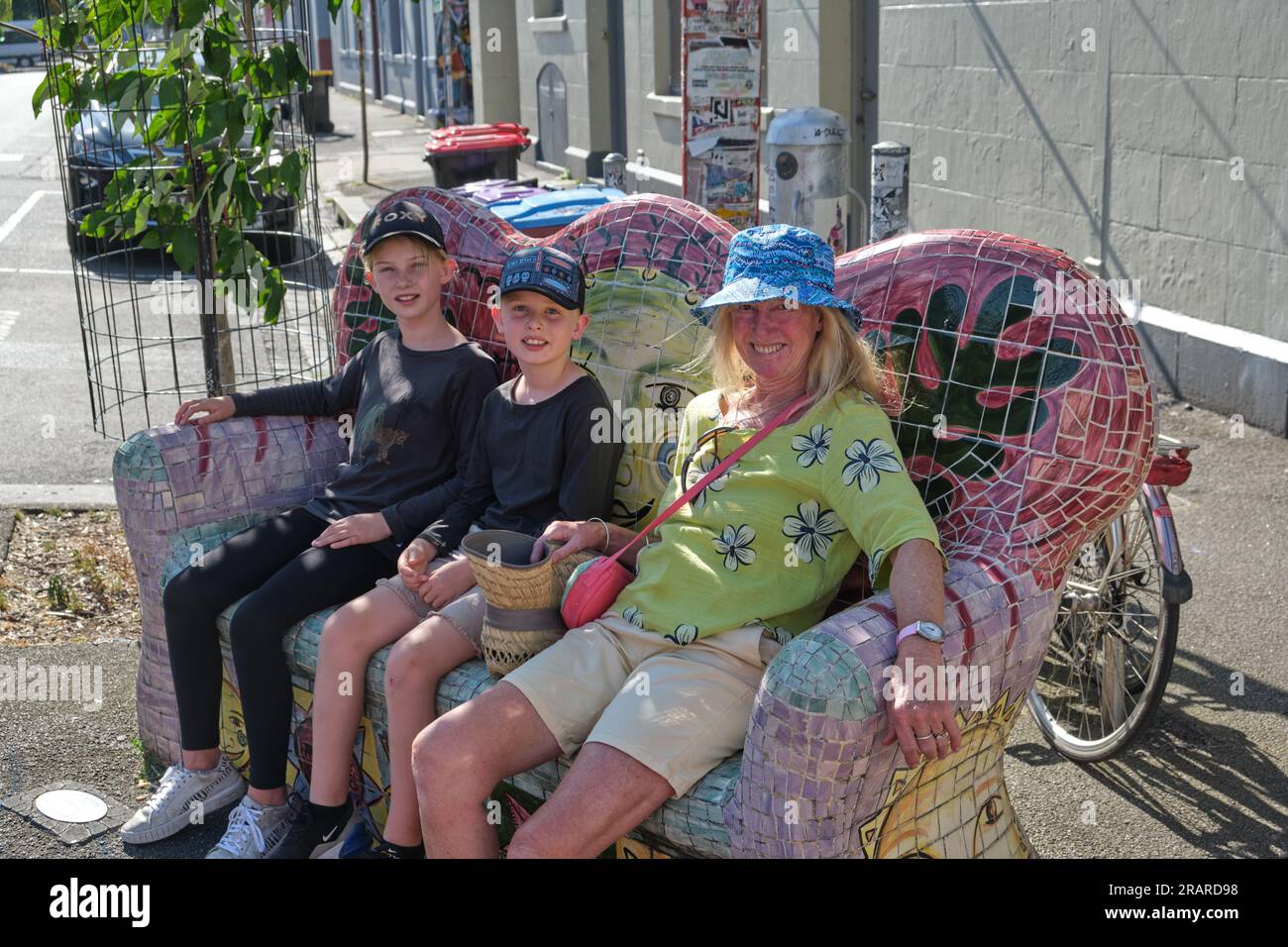 Famille sur la chaise de rue Banque D'Images