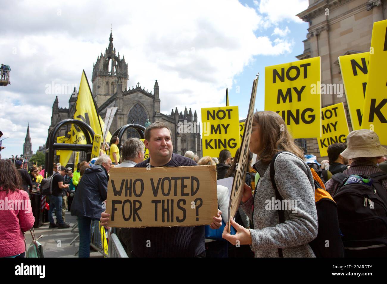 Edimbourg, Royaume-Uni, 5 juillet 2023 : manifestation Not My King près de la cathédrale St Giles, lieu du service du couronnement. Photo : DB Media Services / Alamy Live Banque D'Images