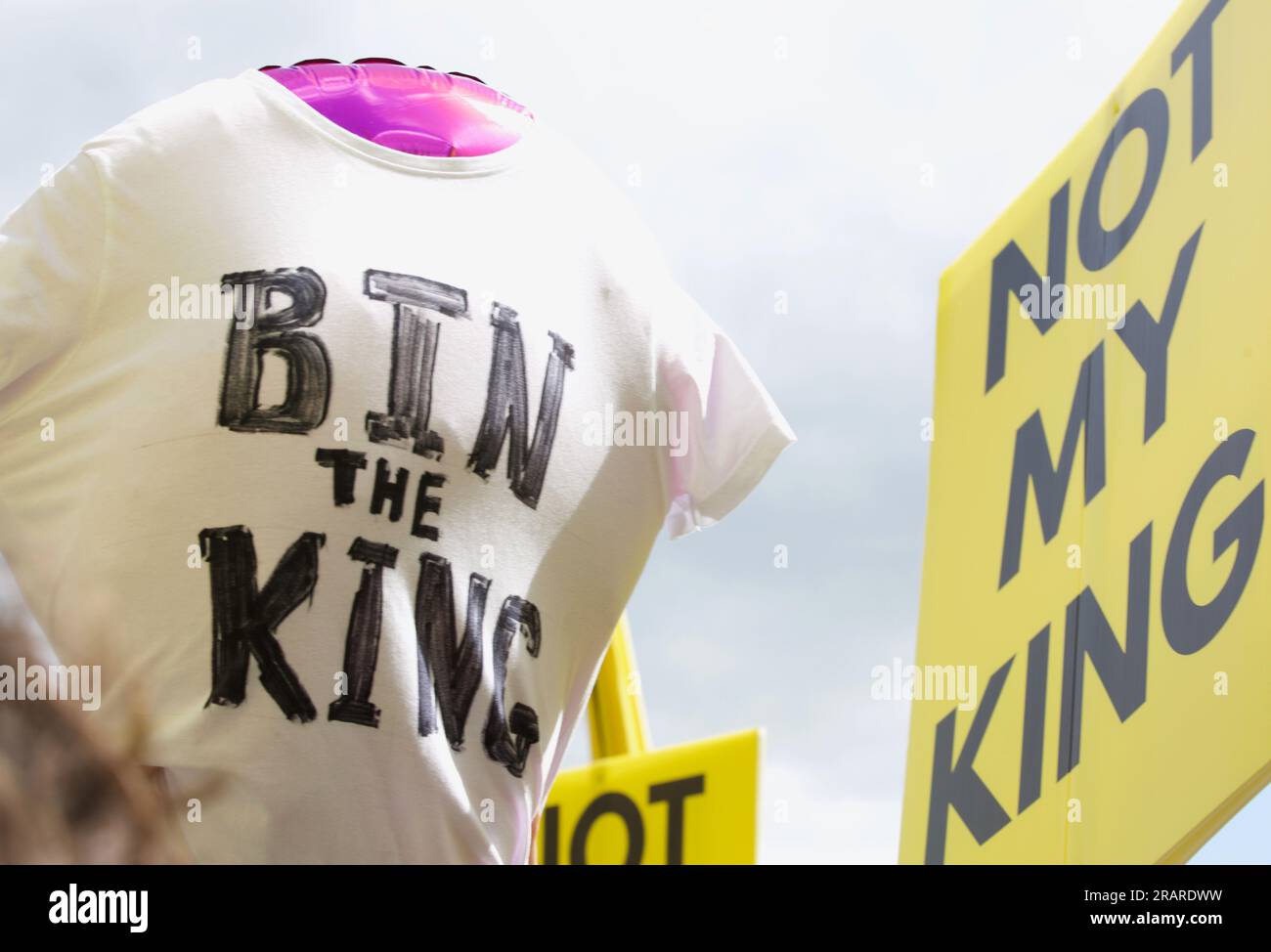Edimbourg, Royaume-Uni, 5 juillet 2023 : manifestation Not My King près de la cathédrale St Giles, lieu du service du couronnement. Photo : DB Media Services / Alamy Live Banque D'Images