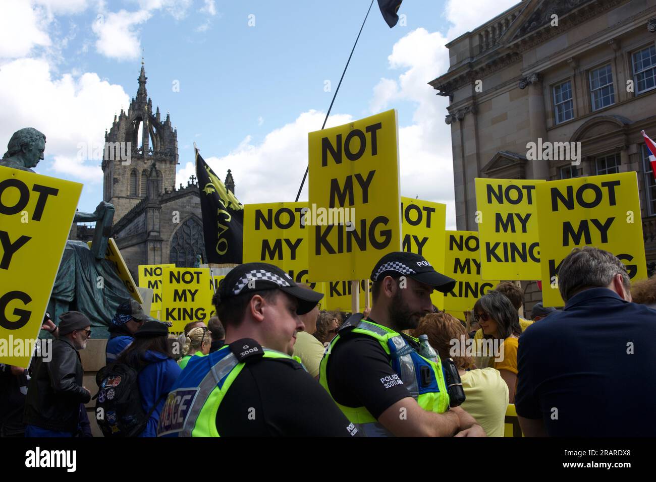 Edimbourg, Royaume-Uni, 5 juillet 2023 : manifestation Not My King près de la cathédrale St Giles, lieu du service du couronnement. Photo : DB Media Services / Alamy Live Banque D'Images