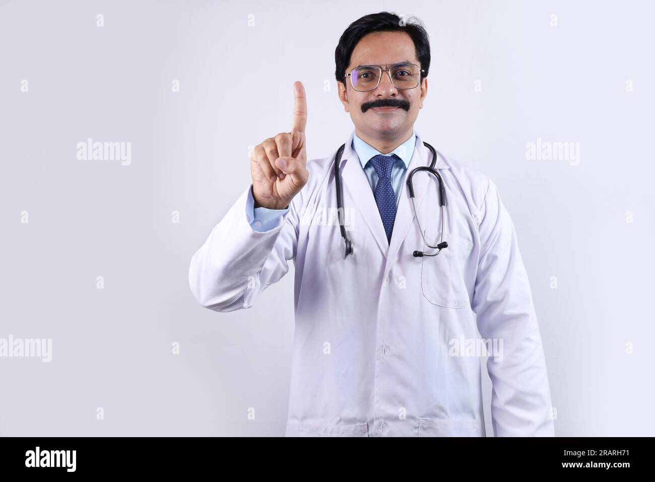 Portrait de médecin indien heureux en uniforme portant stéthoscope et spécifications. Stéthoscope. Docteur en moustache. Santé et médecin. Banque D'Images