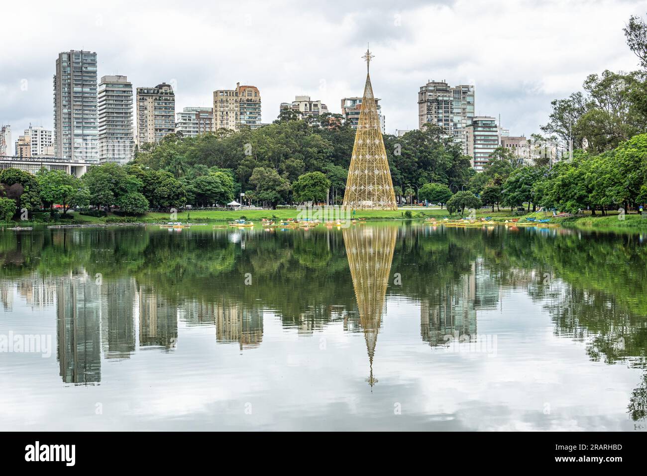 Le lac à Parque do Ibirapuera, Sao Paulo au Brésil. Un des plus grands parcs de la ville de Sao Paulo. Banque D'Images