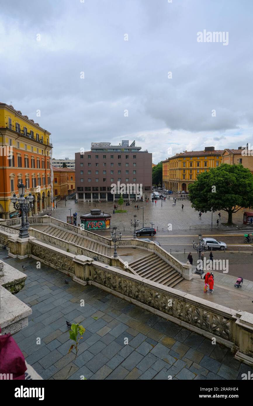 Vue depuis l’escalier de Pincio et la fontaine Montagnola à travers la vue de la ville à Bologne, en Italie Banque D'Images