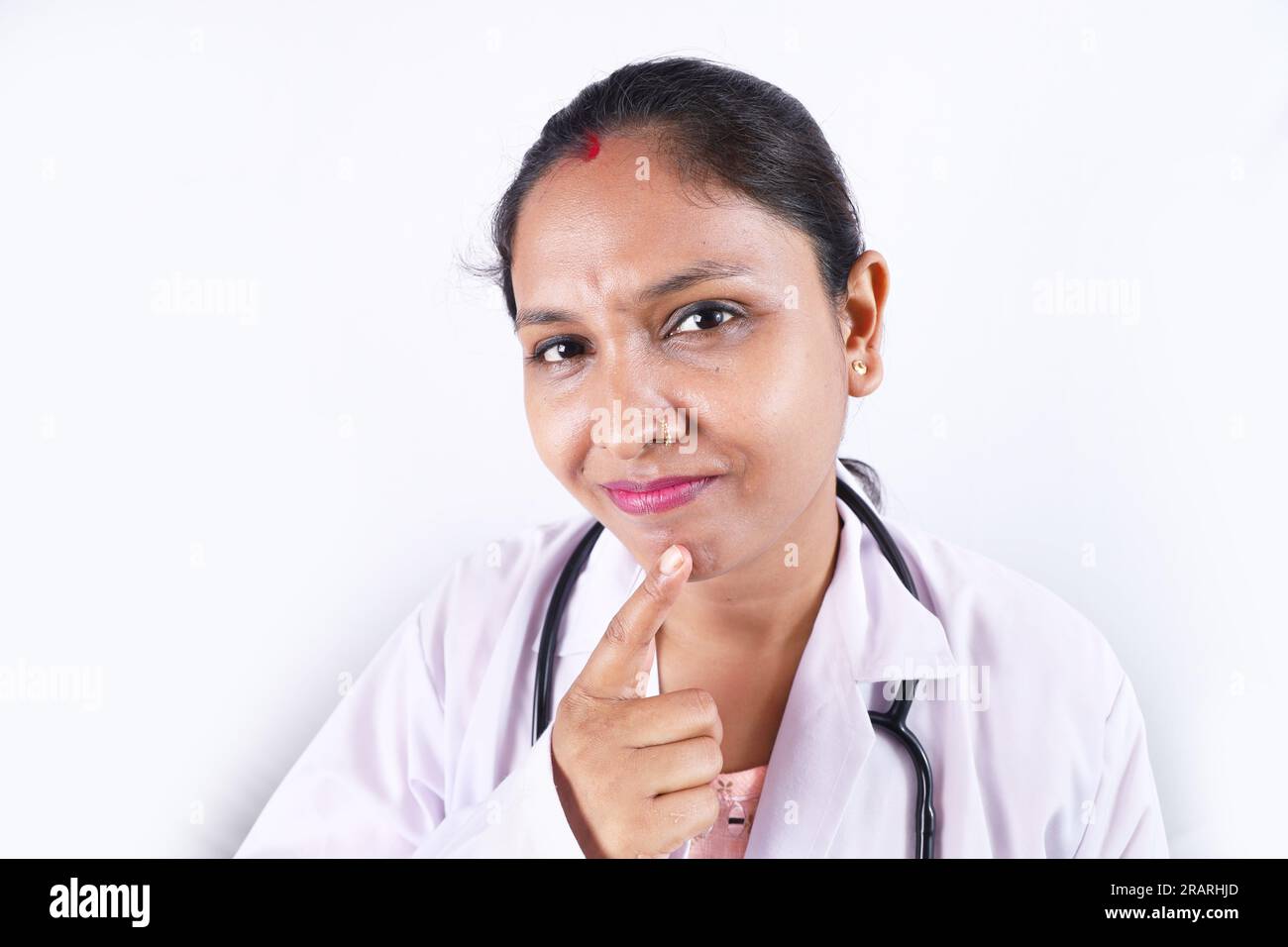 Portrait de médecin indien heureux en uniforme portant stéthoscope et spécifications. Stéthoscope. Docteur en moustache. Santé et médecin. Banque D'Images