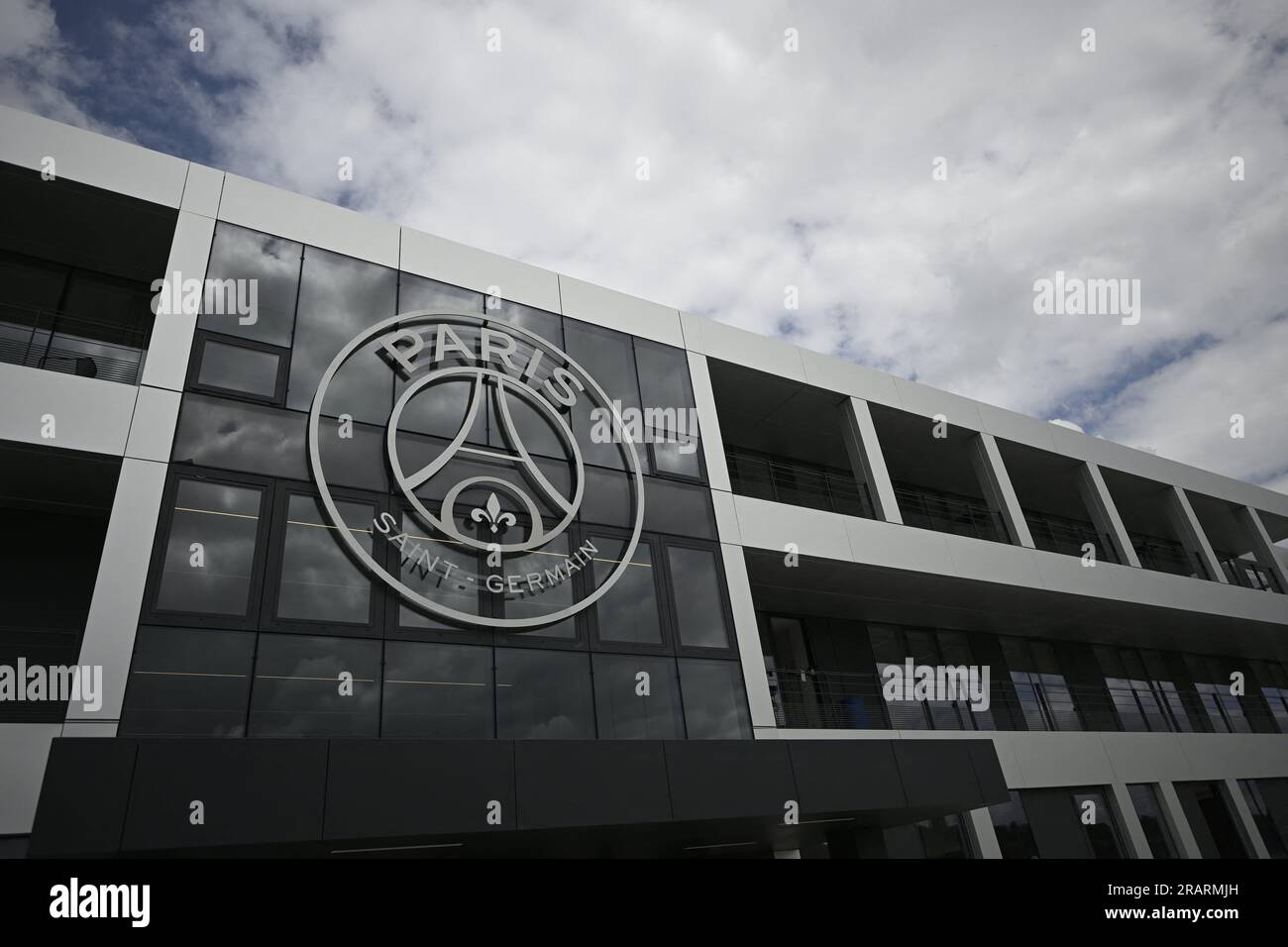 Poisy, France. 05 juillet 2023. Le logo de l'équipe orne l'entrée du nouveau centre d'entraînement. Visite du nouveau centre d'entraînement du club de football du PSG Paris Saint-Germain, le 5 juillet 2023 à Poissy, à environ 30kms à l'ouest de Paris, France. Photo Eliot Blondet/ABACAPRESS.COM crédit : Abaca Press/Alamy Live News Banque D'Images