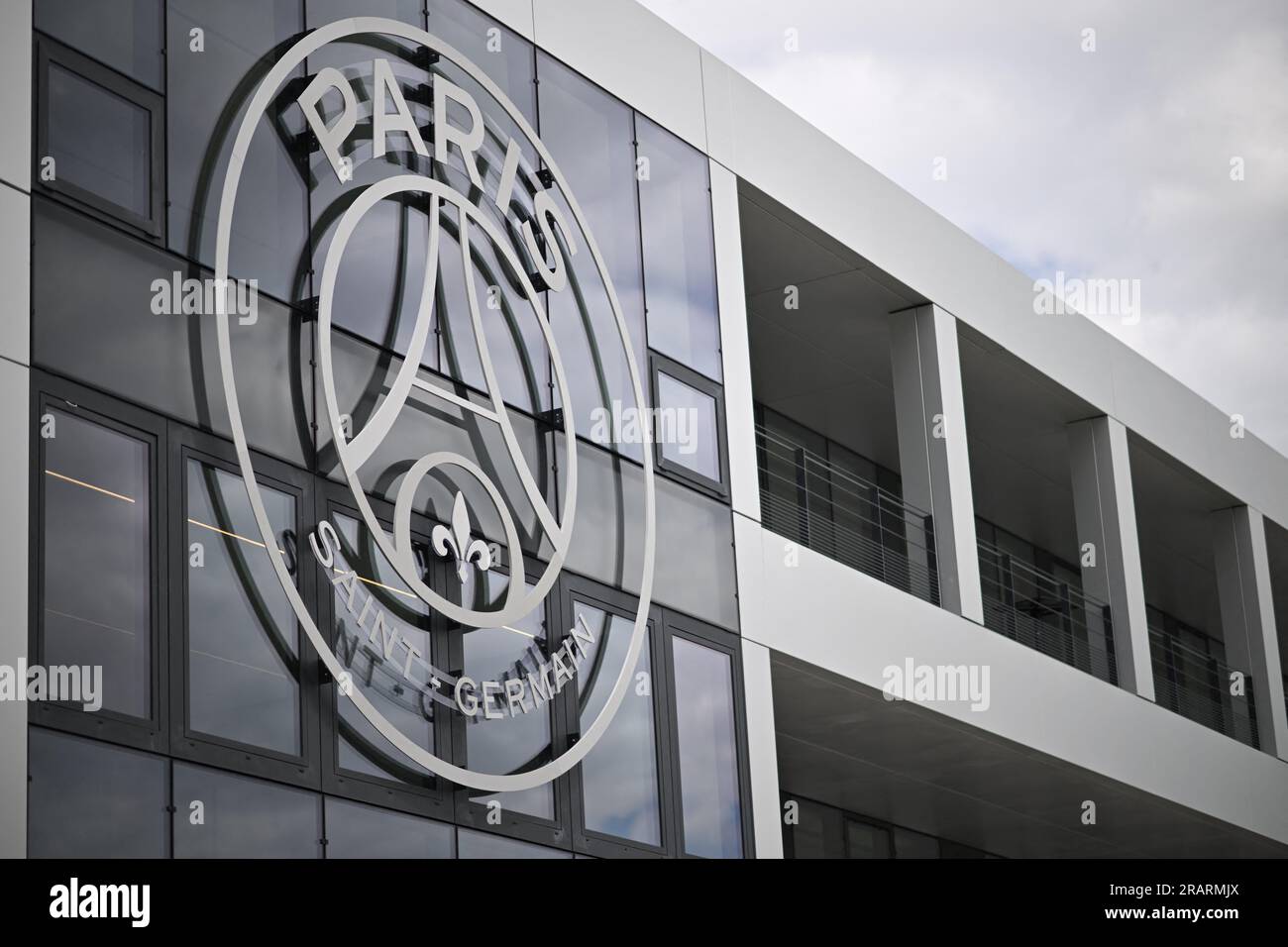 Poisy, France. 05 juillet 2023. Le logo de l'équipe orne l'entrée du nouveau centre d'entraînement. Visite du nouveau centre d'entraînement du club de football du PSG Paris Saint-Germain, le 5 juillet 2023 à Poissy, à environ 30kms à l'ouest de Paris, France. Photo Eliot Blondet/ABACAPRESS.COM crédit : Abaca Press/Alamy Live News Banque D'Images