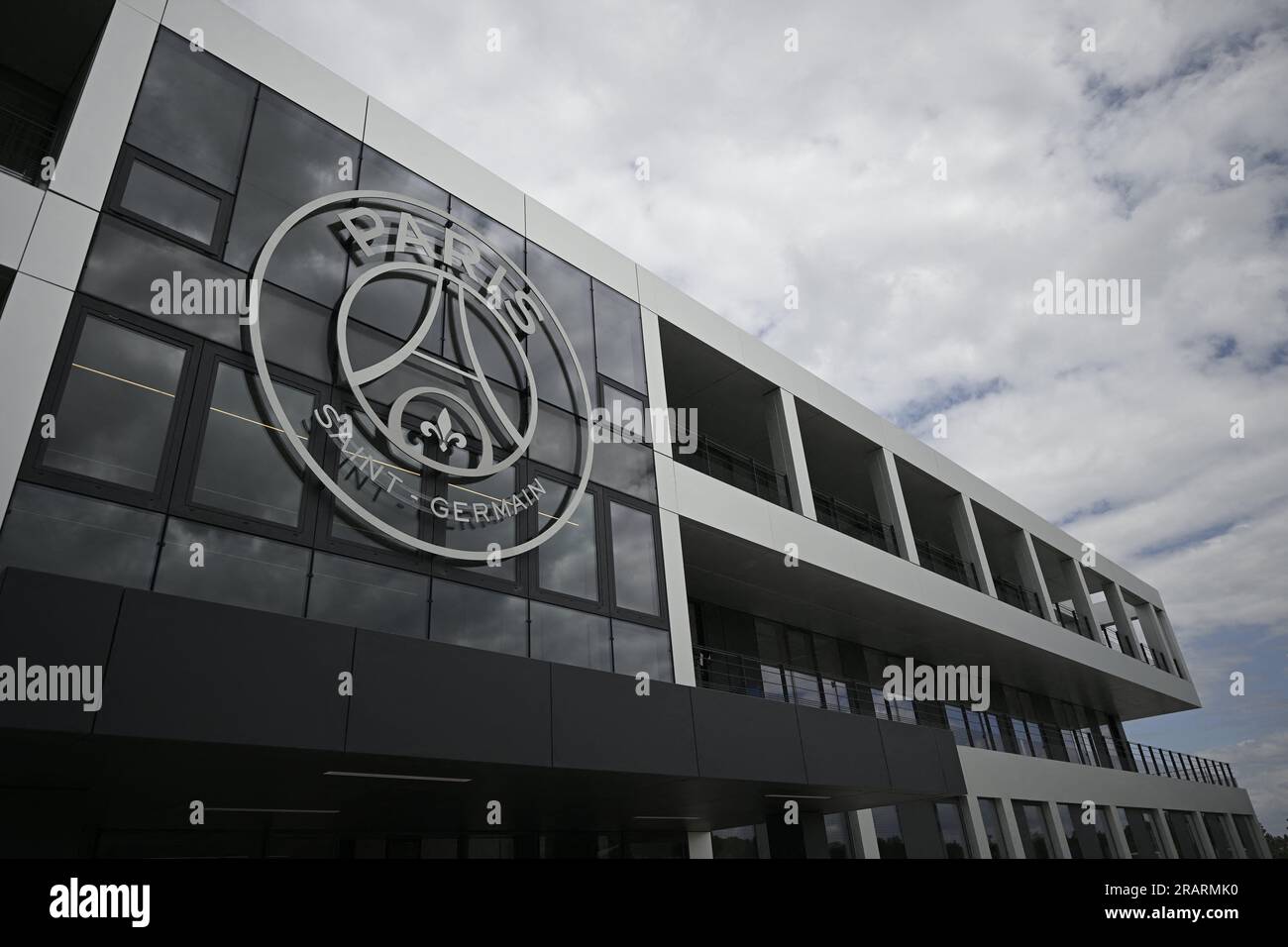 Poisy, France. 05 juillet 2023. Le logo de l'équipe orne l'entrée du nouveau centre d'entraînement. Visite du nouveau centre d'entraînement du club de football du PSG Paris Saint-Germain, le 5 juillet 2023 à Poissy, à environ 30kms à l'ouest de Paris, France. Photo Eliot Blondet/ABACAPRESS.COM crédit : Abaca Press/Alamy Live News Banque D'Images