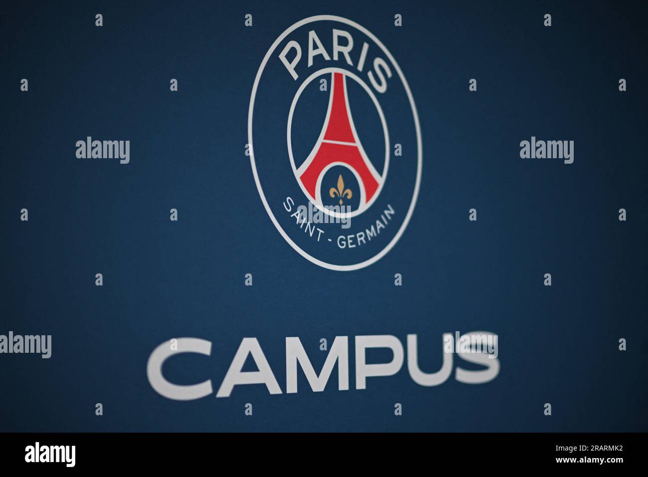 Poisy, France. 05 juillet 2023. Logo PSG Campus. Visite du nouveau centre d'entraînement du club de football du PSG Paris Saint-Germain, le 5 juillet 2023 à Poissy, à environ 30kms à l'ouest de Paris, France. Photo Eliot Blondet/ABACAPRESS.COM crédit : Abaca Press/Alamy Live News Banque D'Images