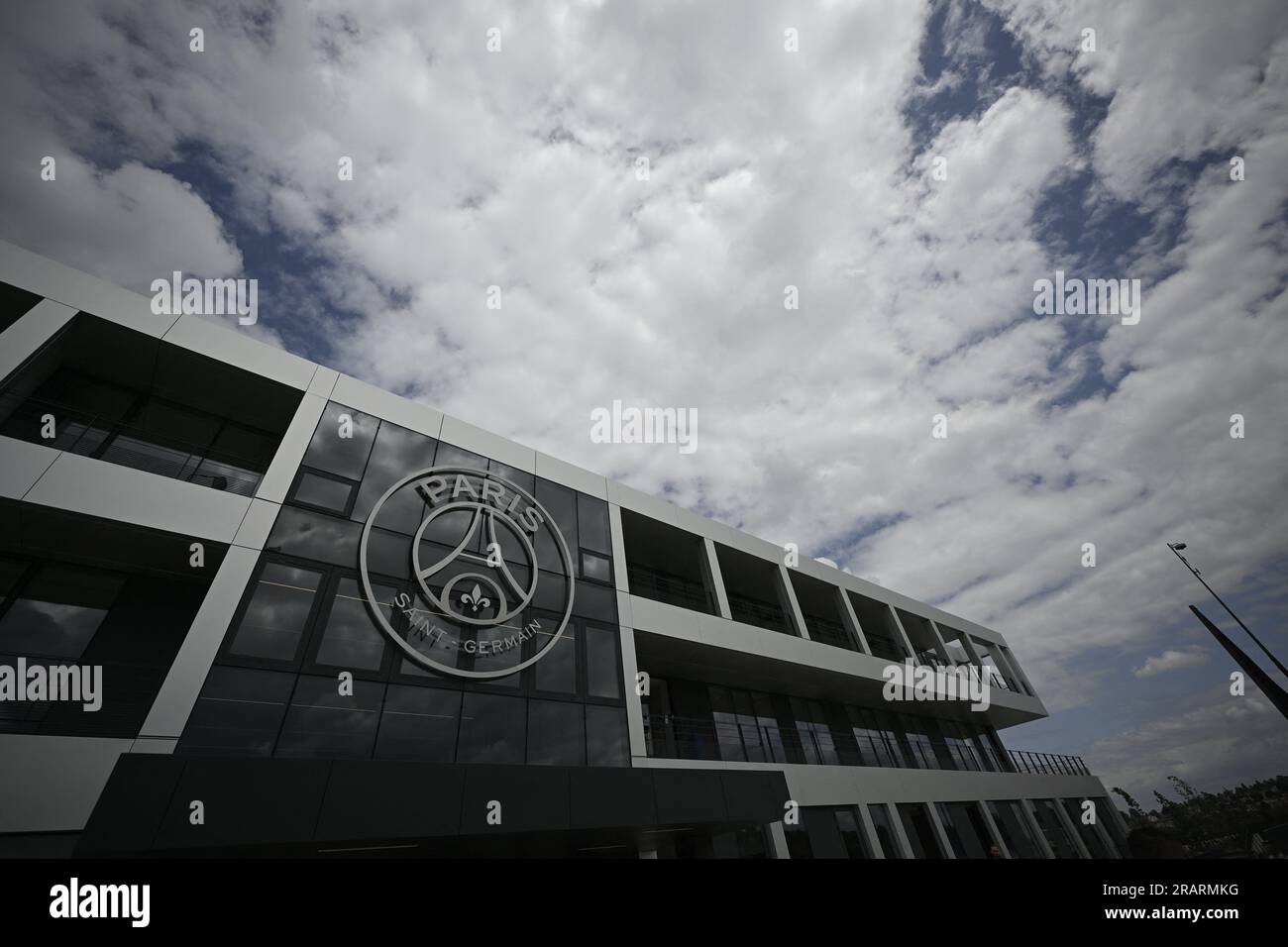 Poisy, France. 05 juillet 2023. Le logo de l'équipe orne l'entrée du nouveau centre d'entraînement. Visite du nouveau centre d'entraînement du club de football du PSG Paris Saint-Germain, le 5 juillet 2023 à Poissy, à environ 30kms à l'ouest de Paris, France. Photo Eliot Blondet/ABACAPRESS.COM crédit : Abaca Press/Alamy Live News Banque D'Images