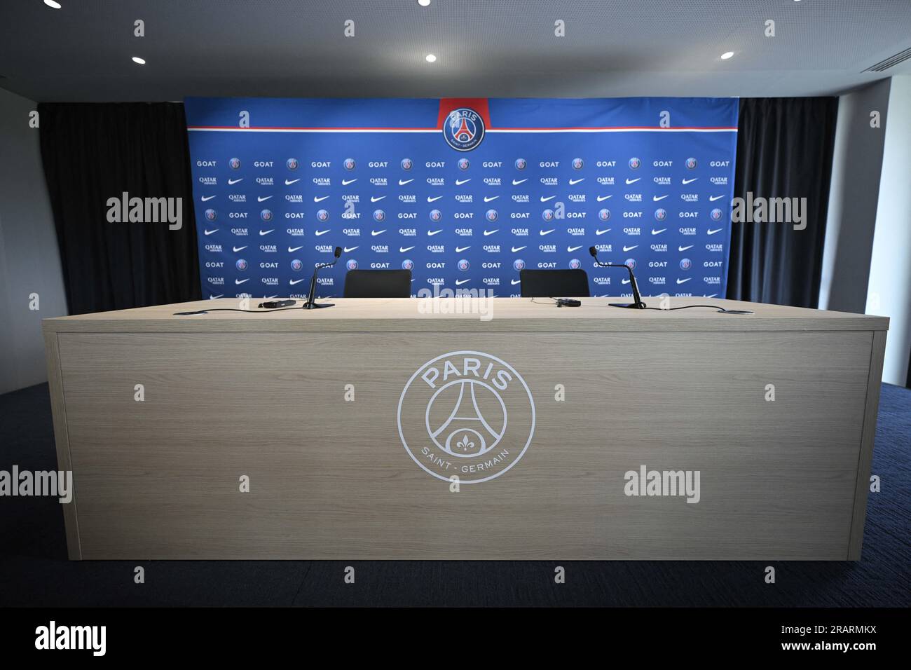 Poisy, France. 05 juillet 2023. Salle de conférence de presse. Visite du nouveau centre d'entraînement du club de football du PSG Paris Saint-Germain, le 5 juillet 2023 à Poissy, à environ 30kms à l'ouest de Paris, France. Photo Eliot Blondet/ABACAPRESS.COM crédit : Abaca Press/Alamy Live News Banque D'Images