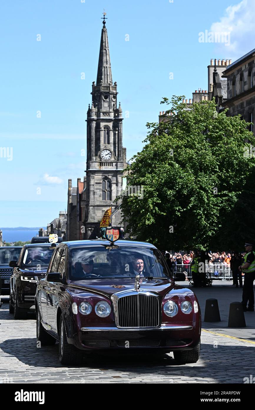 Le roi Charles III et la reine Camilla voyagent à travers Edimbourg pour le service national de Thanksgiving et la dédicace du roi Charles III et de la reine Camilla, et la présentation des honneurs d'Écosse à la cathédrale St Giles. Date de la photo : mercredi 5 juillet 2023. Banque D'Images