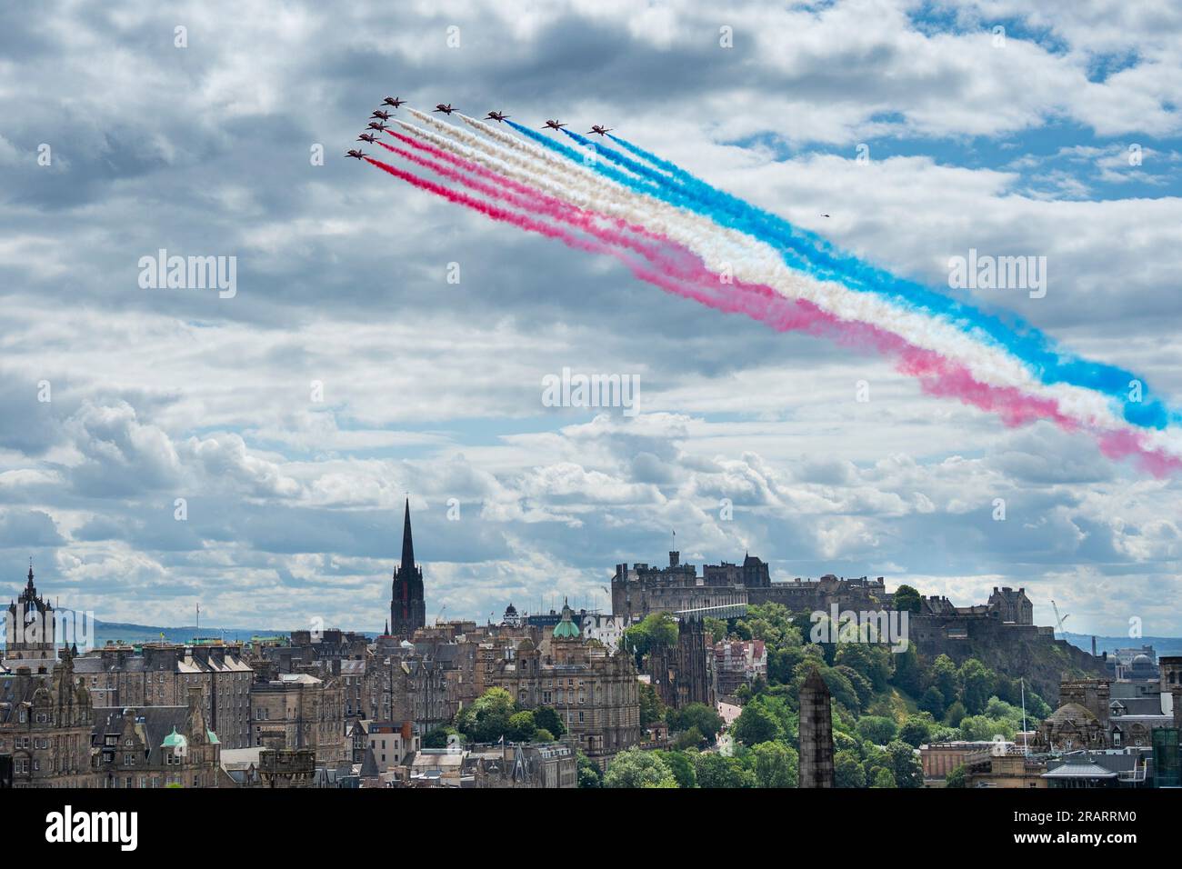 Édimbourg, Écosse, Royaume-Uni, 5 juillet 2023. Les Red Arrows effectuent un flycast sur le château d'Édimbourg en direction du palais de Holyroodhouse. Le roi Charles III d'Édimbourg doit recevoir les honneurs d'Écosse à la cathédrale St Giles aujourd'hui. Les honneurs de l'Écosse sont les joyaux de la Couronne écossaise. Iain Masterton/Alamy Live News Banque D'Images