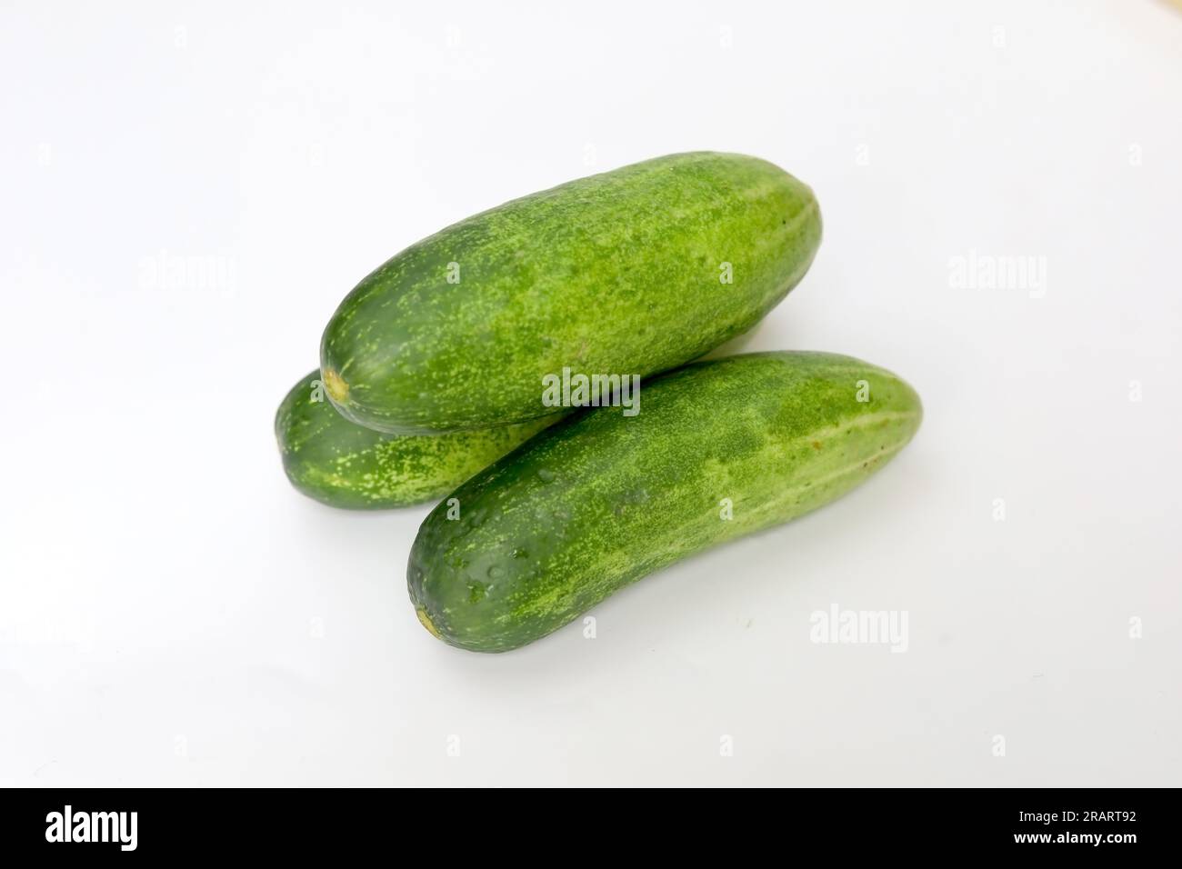 Concombres verts frais et sains sur planche de bois Banque D'Images