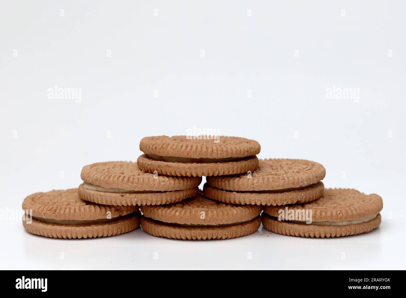 Sandwich Cream cookies isolé sur fond blanc Banque D'Images