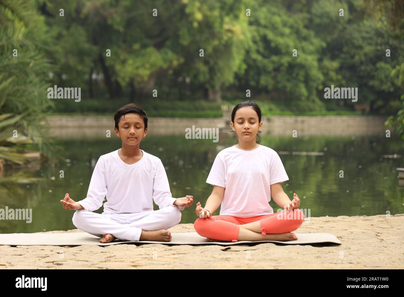 Jeune Femme Adulte En Tenue De Sport Faisant Du Yoga Dans Le Parc En Plein  Air Femme En Bonne Santé Assise Sur L'herbe Et La Méditation Avec La Pose  De Lotus Dans