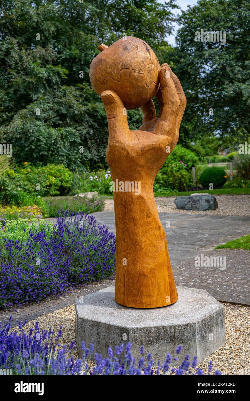 Wyndham Park, Grantham, Lincolnshire, Royaume-Uni. Une sculpture sculptée en bois dur appelée Isaac’s Apple nommée d’après Sir Isaac Newton qui est né localement puis a fréquenté la Kings School de la ville Banque D'Images