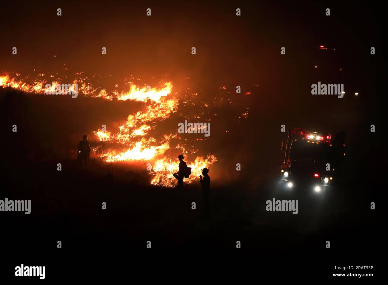 Une équipe de moteurs BLM travaille toute la nuit sur le Ross Fork Fire de 2022 près de fort Hall, Idaho. Photo Austin Catlin, BLM Banque D'Images