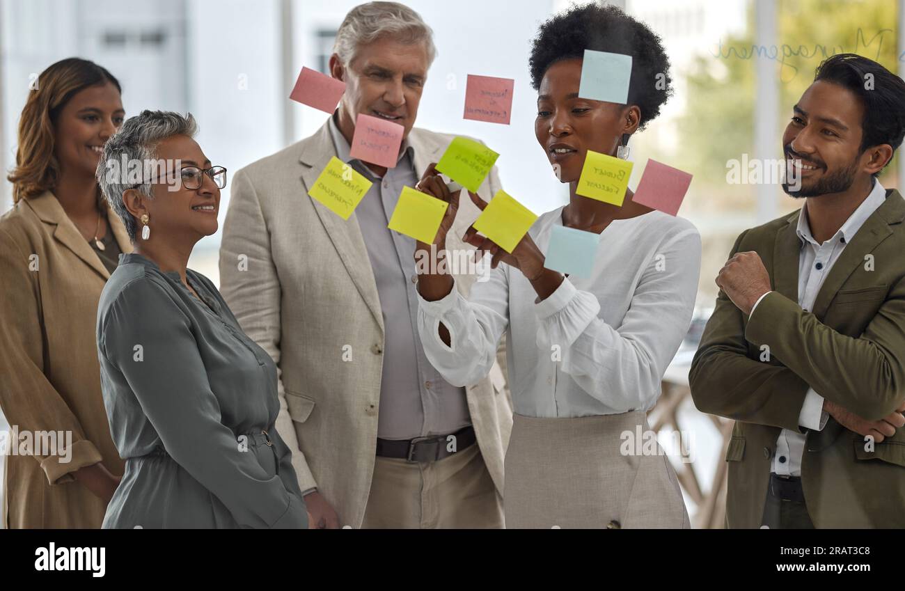 Réunion, présentation et verre avec une femme noire menant une présentation dans une salle de conseil pour la stratégie de l'entreprise. Travail d'équipe, planification et notes adhésives dans Banque D'Images