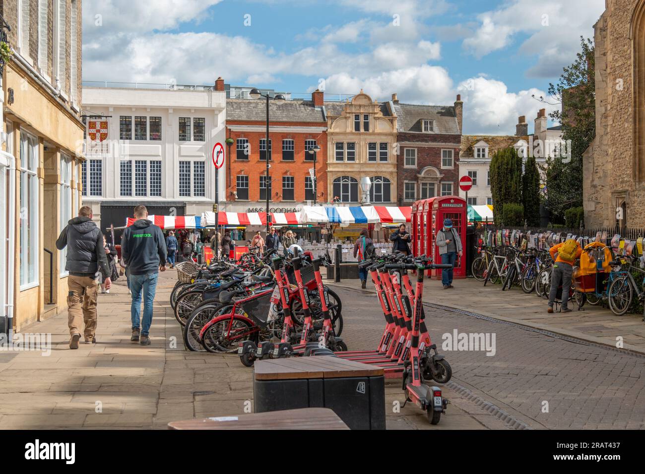 Scooters de location électriques VOI garés près du marché de Cambridge, Royaume-Uni. Banque D'Images