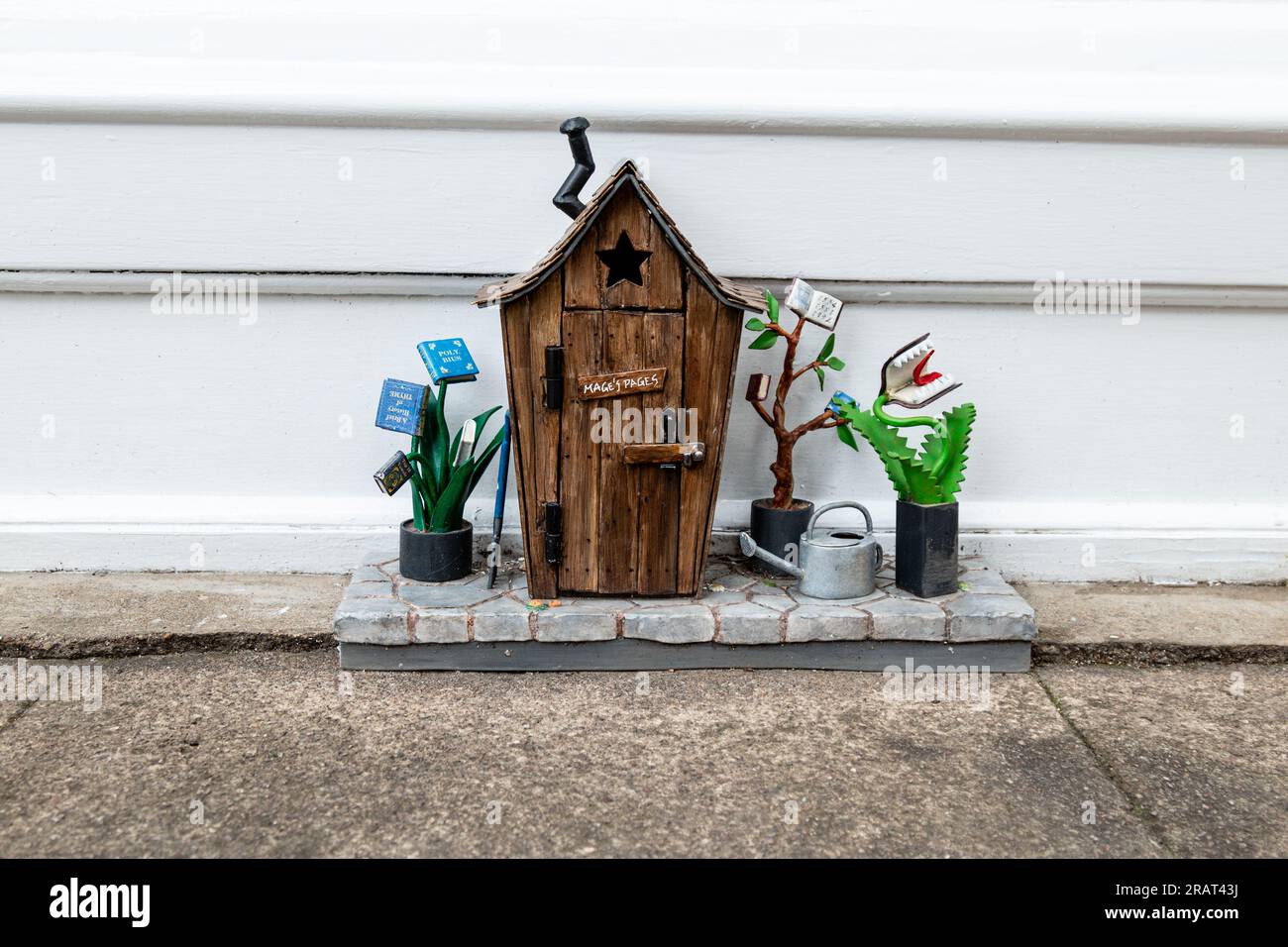 À côté de la librairie Cambridge University Press se trouve le Mage's pages Dinky Door, Cambridge, Royaume-Uni. C'est un livre miniature aimant le hangar de magicien. Banque D'Images