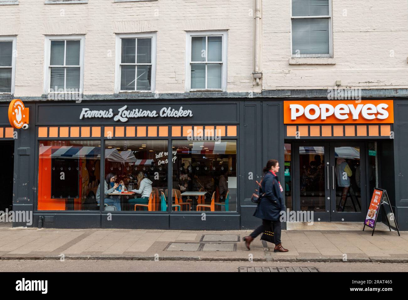 Popeyes, une chaîne américaine de restauration rapide au poulet frit, a ouvert un nouveau restaurant à Cambridge, au Royaume-Uni, en 2023. Banque D'Images