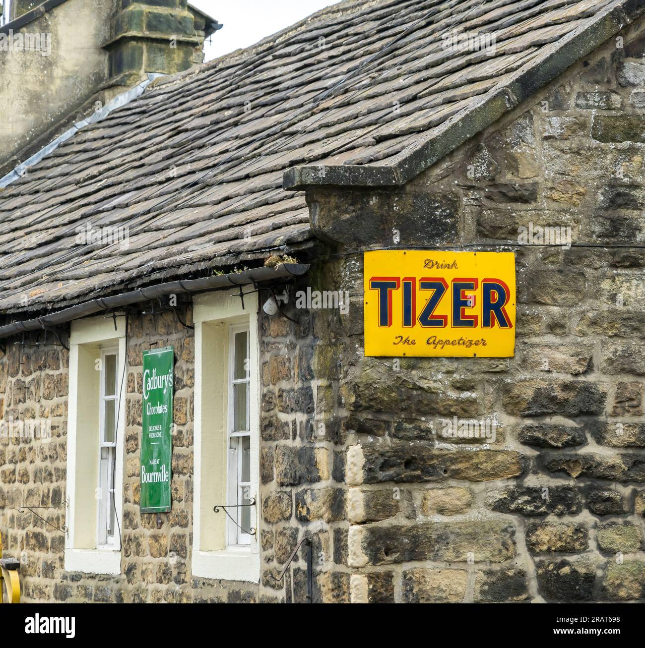 Vieux panneau publicitaire jaune Tizer sur le mur d'extrémité de boutique douce, Pateley Bridge, Nidderdale, North Yorkshire, Angleterre, ROYAUME-UNI Banque D'Images