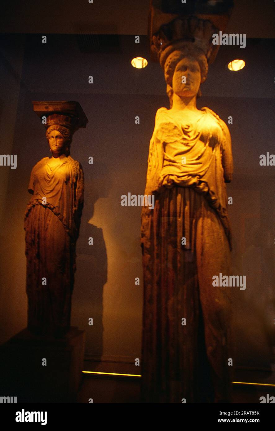 Athènes Grèce Musée de l'Acropole statues grecques le Korai original qui soutenait le toit du porche sud de l'Erechtheion Banque D'Images