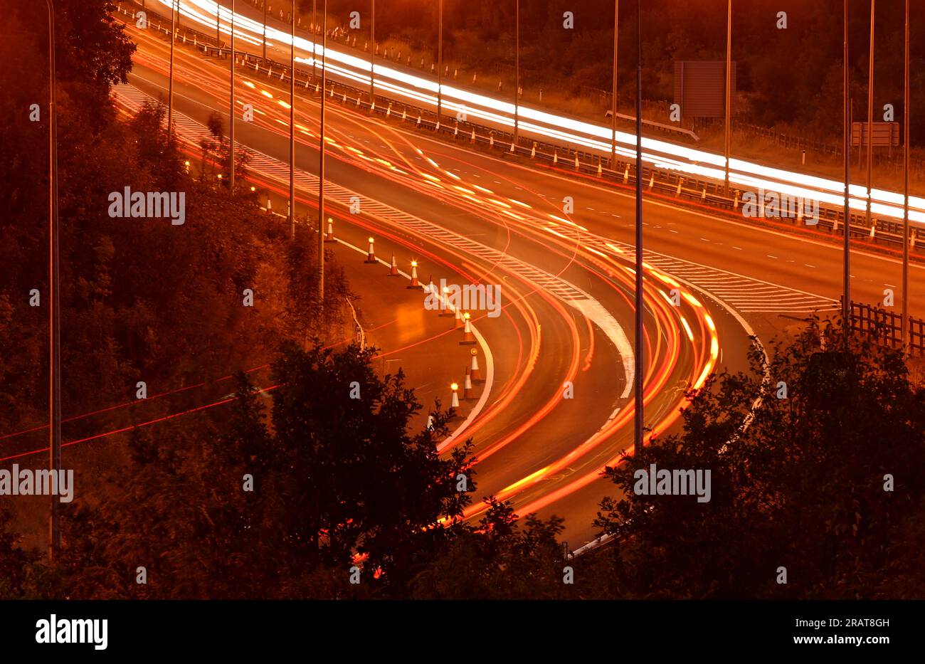 L'empennage et les phares de la voiture s'estompent la nuit Banque D'Images