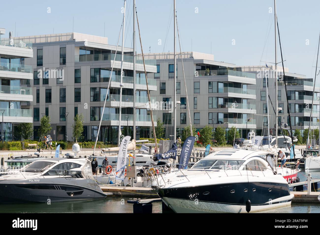 Immeubles résidentiels luxueux et yachts amarrés au Marina Yacht Park à Gdynia, Pologne, Europe, UE Banque D'Images