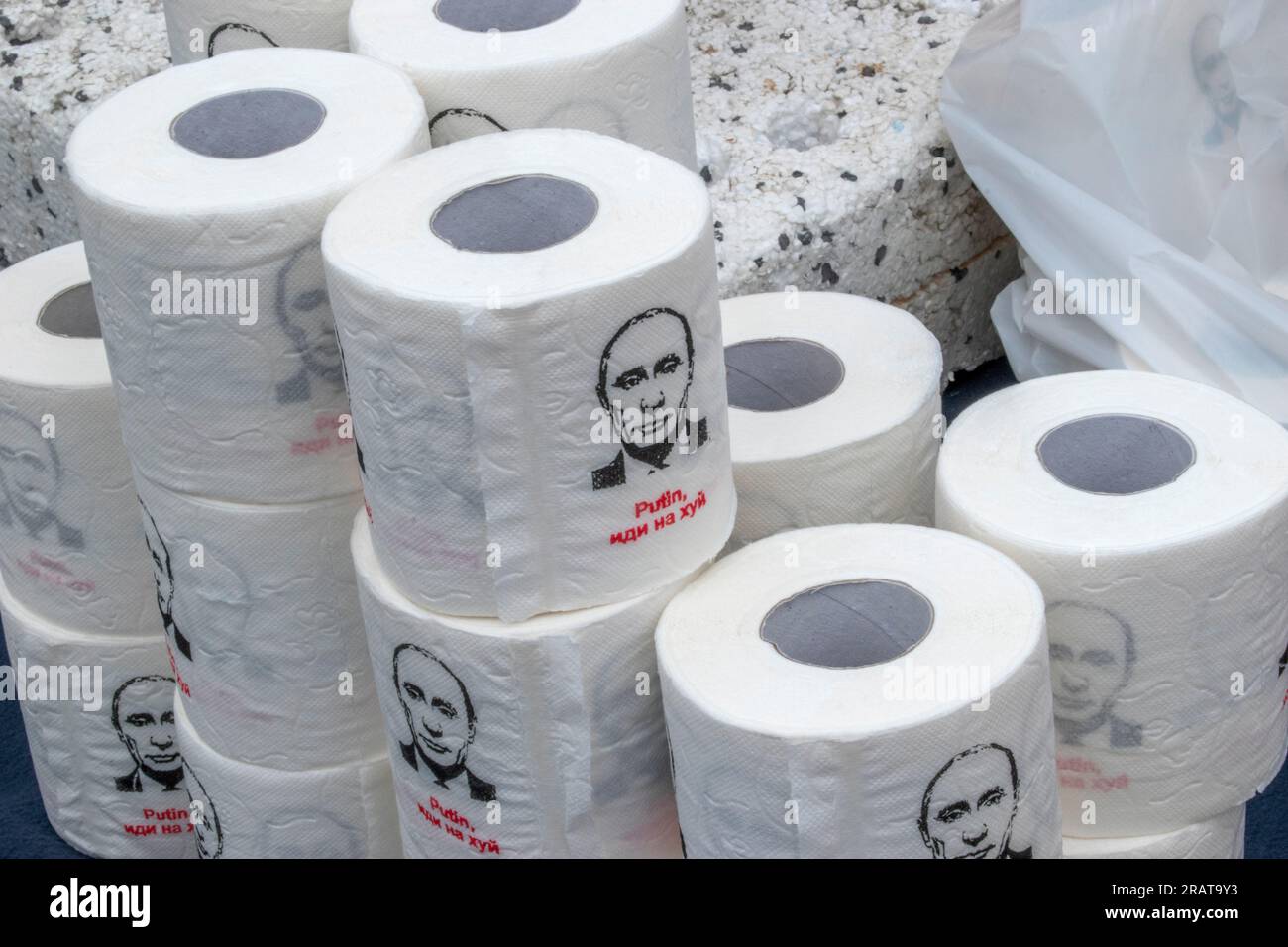 Varsovie, Pologne. 13 juin 2023 : des rouleaux de papier toilette avec le visage de Vladimir Poutine imprimé dessus sont présentés dans une rue de Varsovie, en Pologne, attirant à Banque D'Images