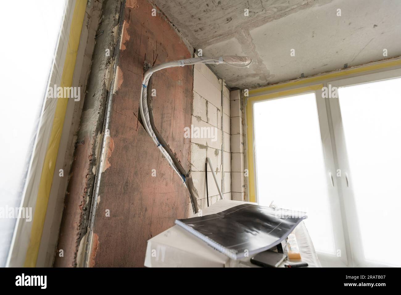 outils pour la réparation d'appartements, les murs de l'appartement sont en construction, remodelage, rénovation, extension, restauration et reconstruction. Banque D'Images