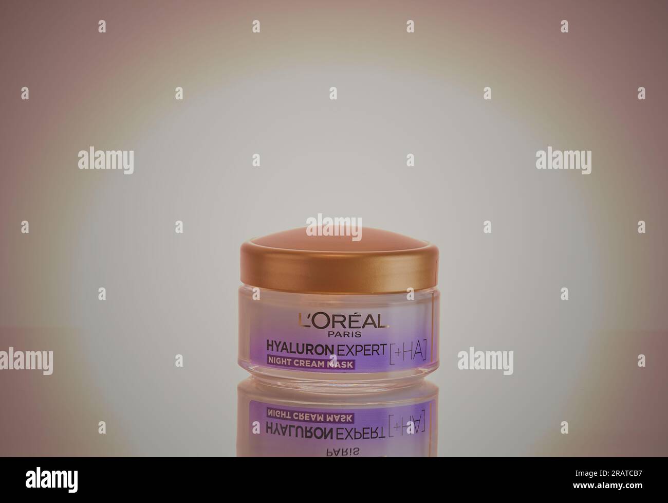 Mansfield, Nottingham, Royaume-Uni, 5 juillet 2023 : image du produit Studio de la crème de nuit l'Oréal. Banque D'Images