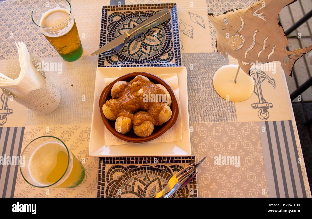 Papas arrugadas con mojo picón, plato típico de la comida canaria, Gran Canaria, España Banque D'Images