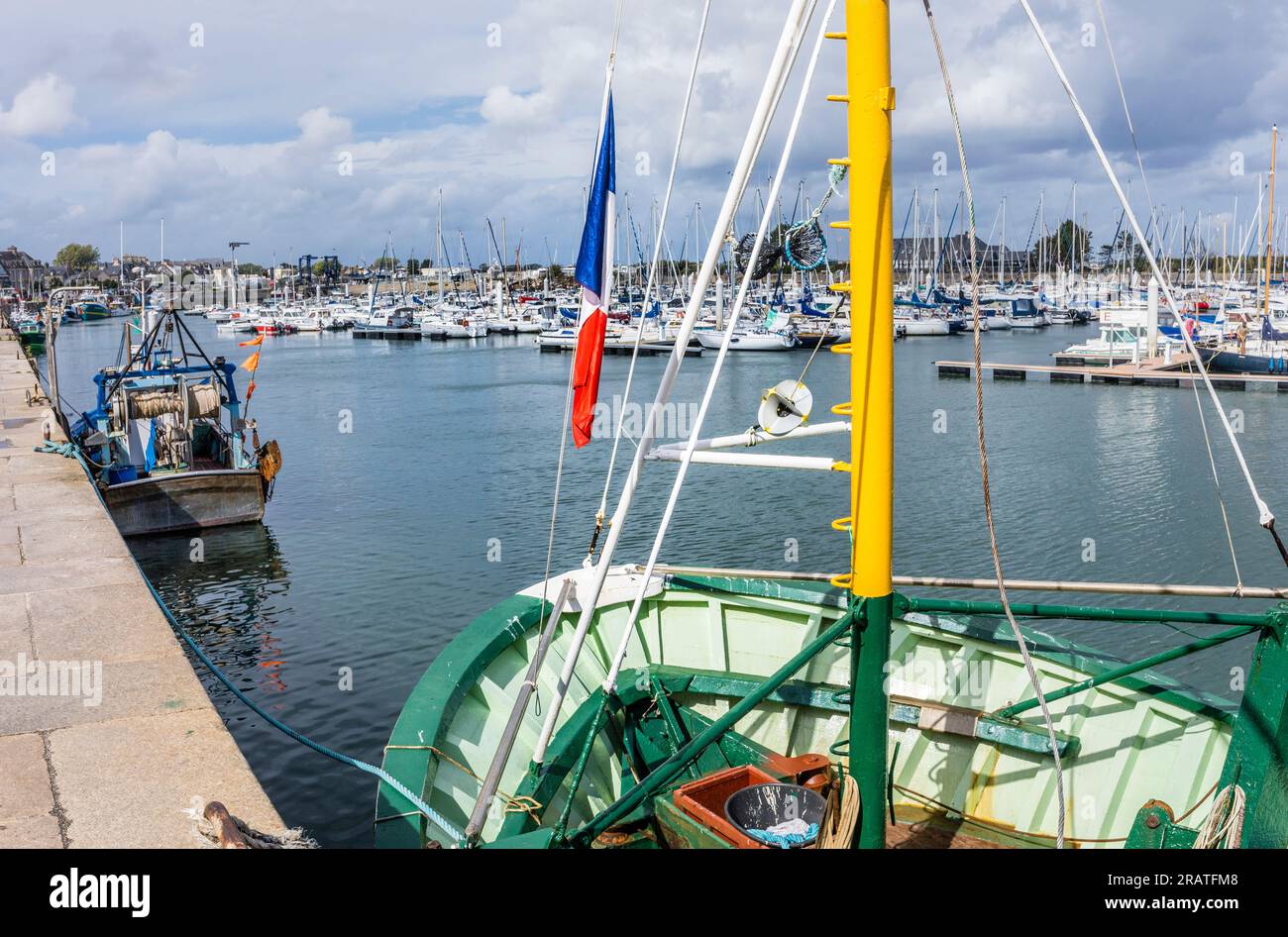 Bateaux de pêche amarrés au quai Vauban dans le port de Saint-Vaast-la-Houge, presqu'île du Cotentin, département de la Manche, Normandie, France Banque D'Images