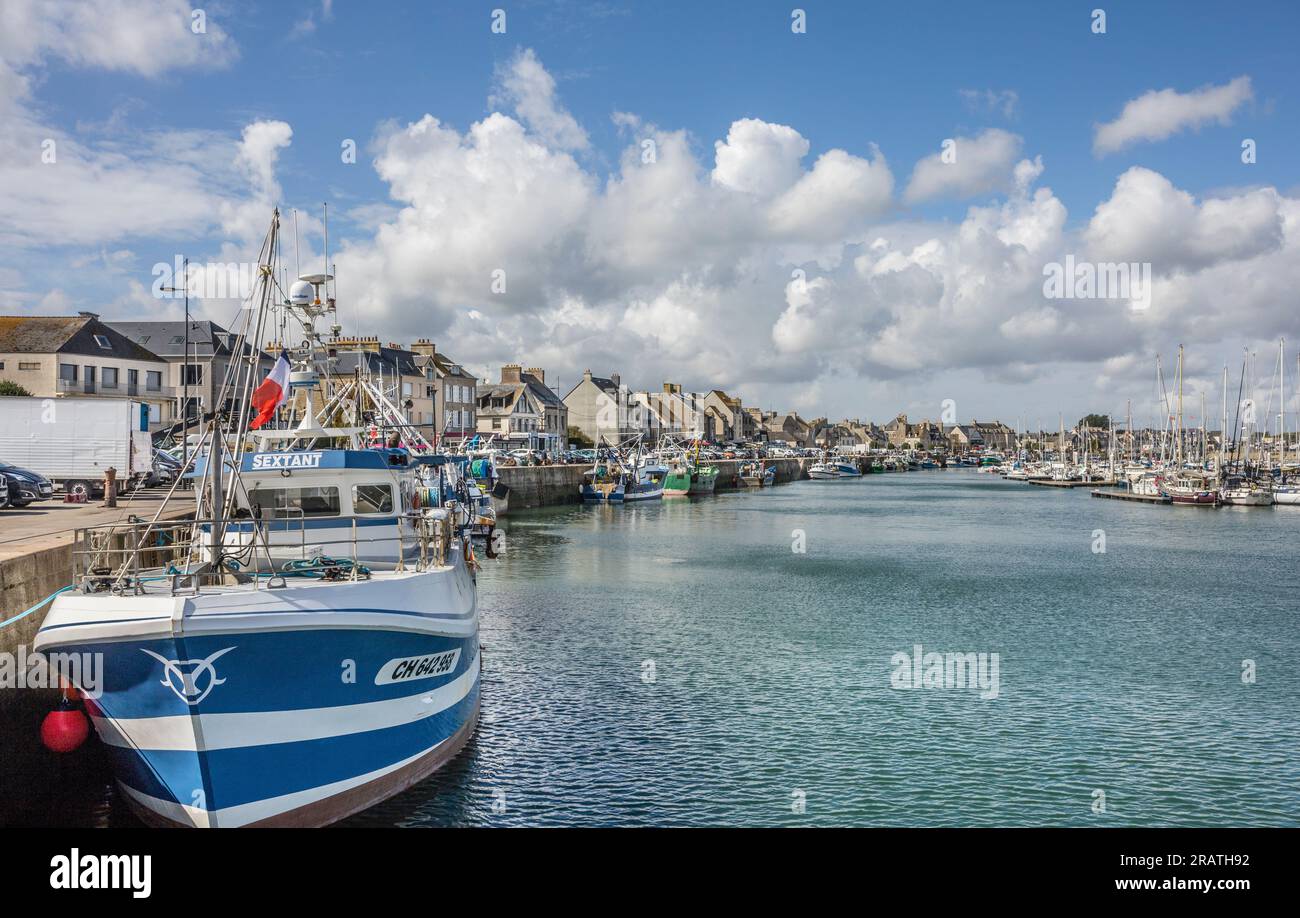 Bateaux de pêche amarrés au quai Vauban dans le port de Saint-Vaast-la-Houge, presqu'île du Cotentin, département de la Manche, Normandie, France Banque D'Images