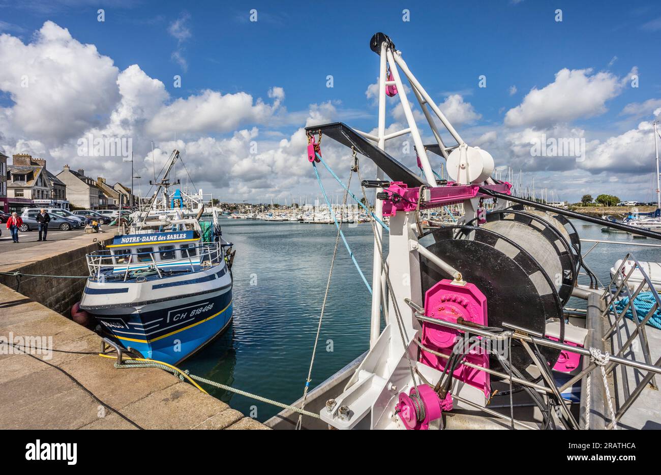 Bateaux de pêche amarrés au quai Vauban dans le port de Saint-Vaast-la-Houge, presqu'île du Cotentin, département de la Manche, Normandie, France Banque D'Images