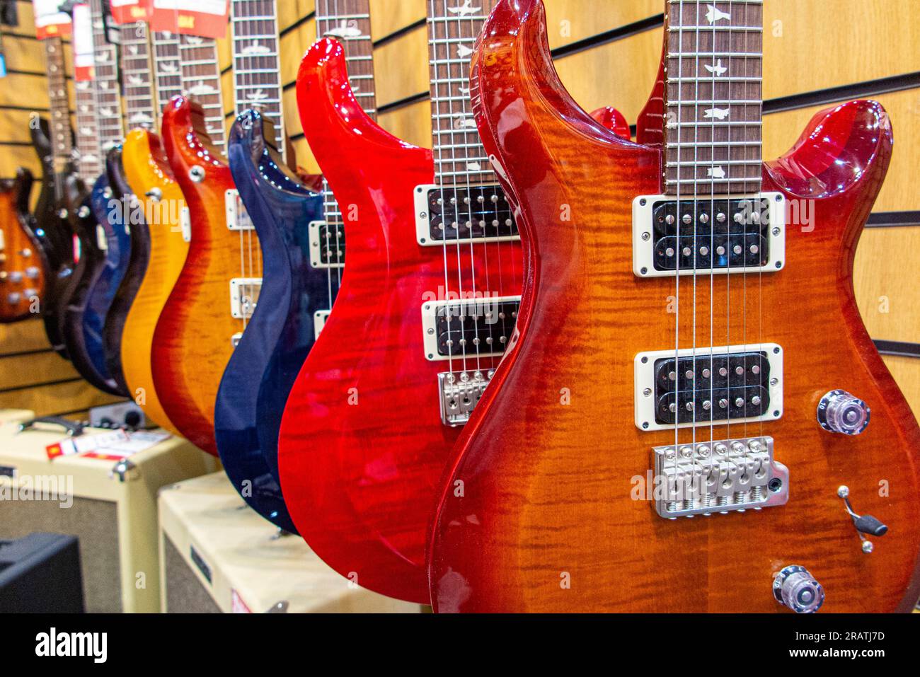 Rangées de guitares dans un magasin de guitares Banque D'Images
