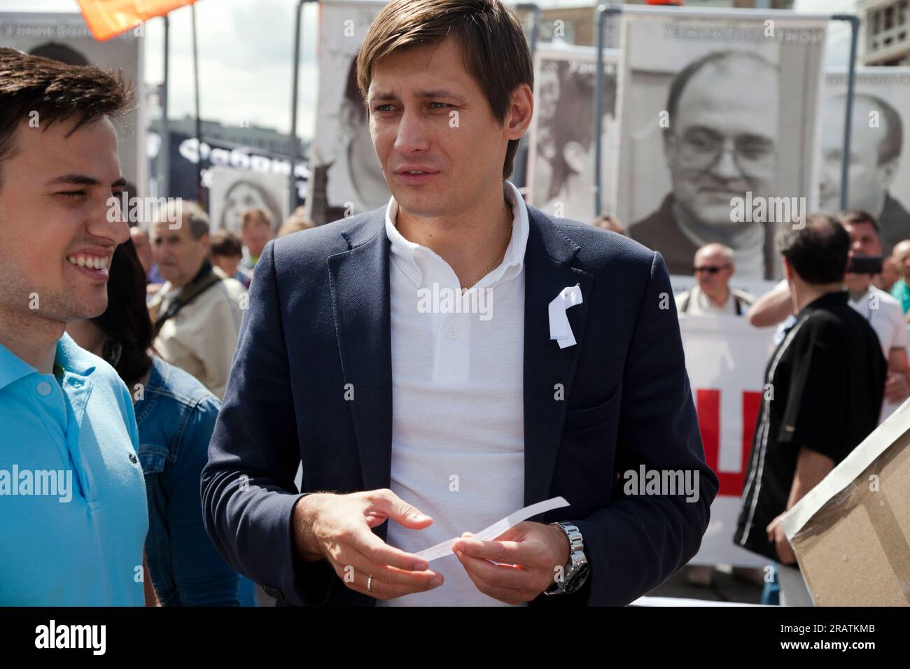 Moscou, Russie. 12 juin 2013. Le député Dmitry Gudkov (C) assiste à une marche de l'opposition dans la rue Bolshaya Yakimanka, le jour de la Russie, à Moscou Banque D'Images