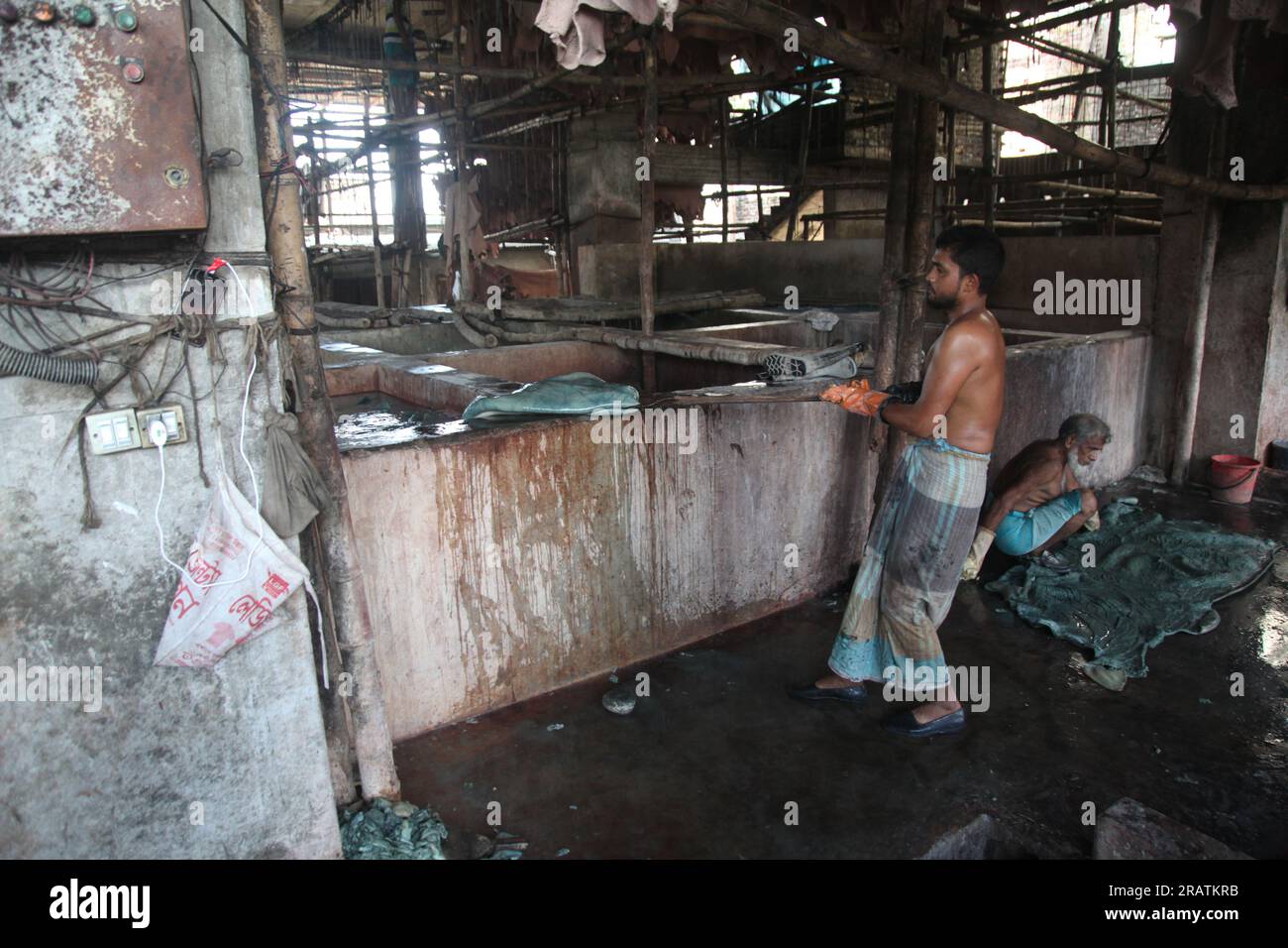 Dhaka, Bangladesh. 4 juillet 2023. Travailleurs de la transformation des peaux d'animaux abattus pendant l'Eid Al Adha, dans une usine de cuir à Saver, Dhaka .Nazmul isla Banque D'Images