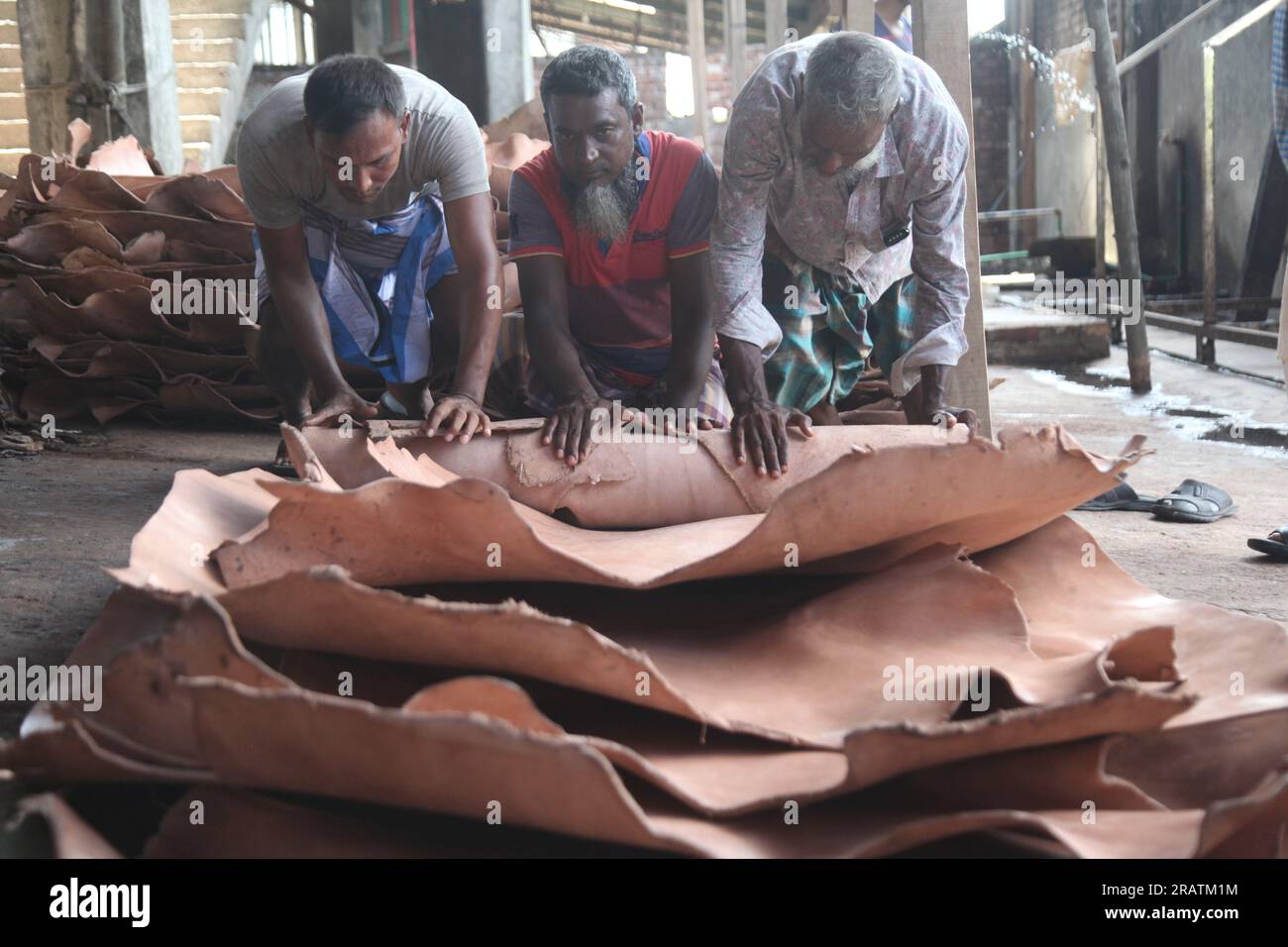 Dhaka, Bangladesh. 4 juillet 2023. Travailleurs de la transformation des peaux d'animaux abattus pendant l'Eid Al Adha, dans une usine de cuir à Saver, Dhaka .Nazmul isla Banque D'Images