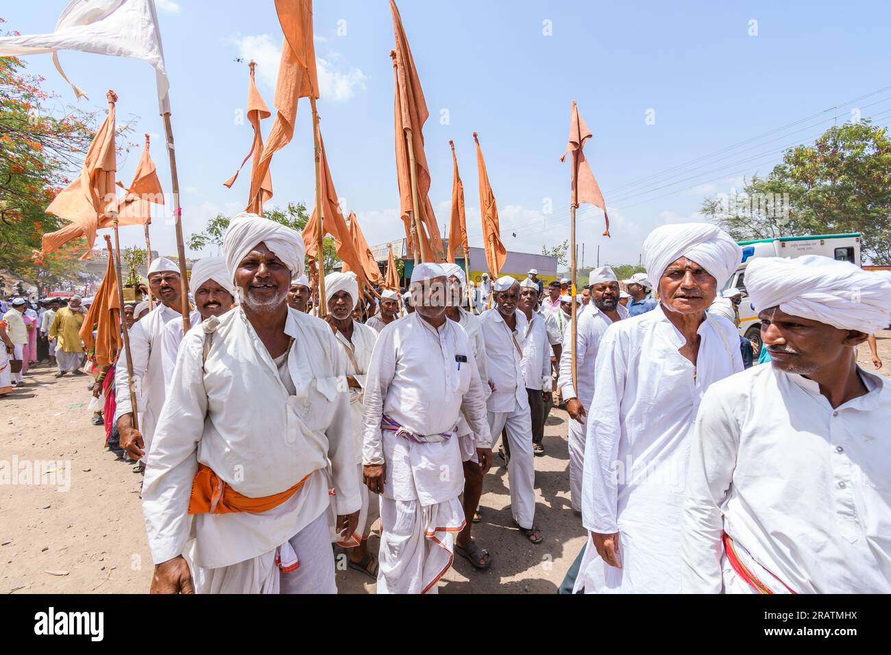 plan large de gens warkari marchant de nira à lonand pendant le festival de palkhi Banque D'Images