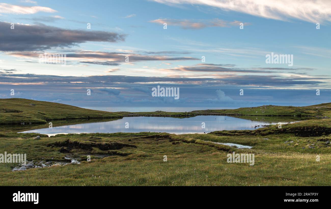 Lac de réflexion sur Gallan Head dans Evening Light, Uig, Lewis, île de Lewis, Hébrides, Outer Hebrides, Western Isles, Écosse, Royaume-Uni Banque D'Images