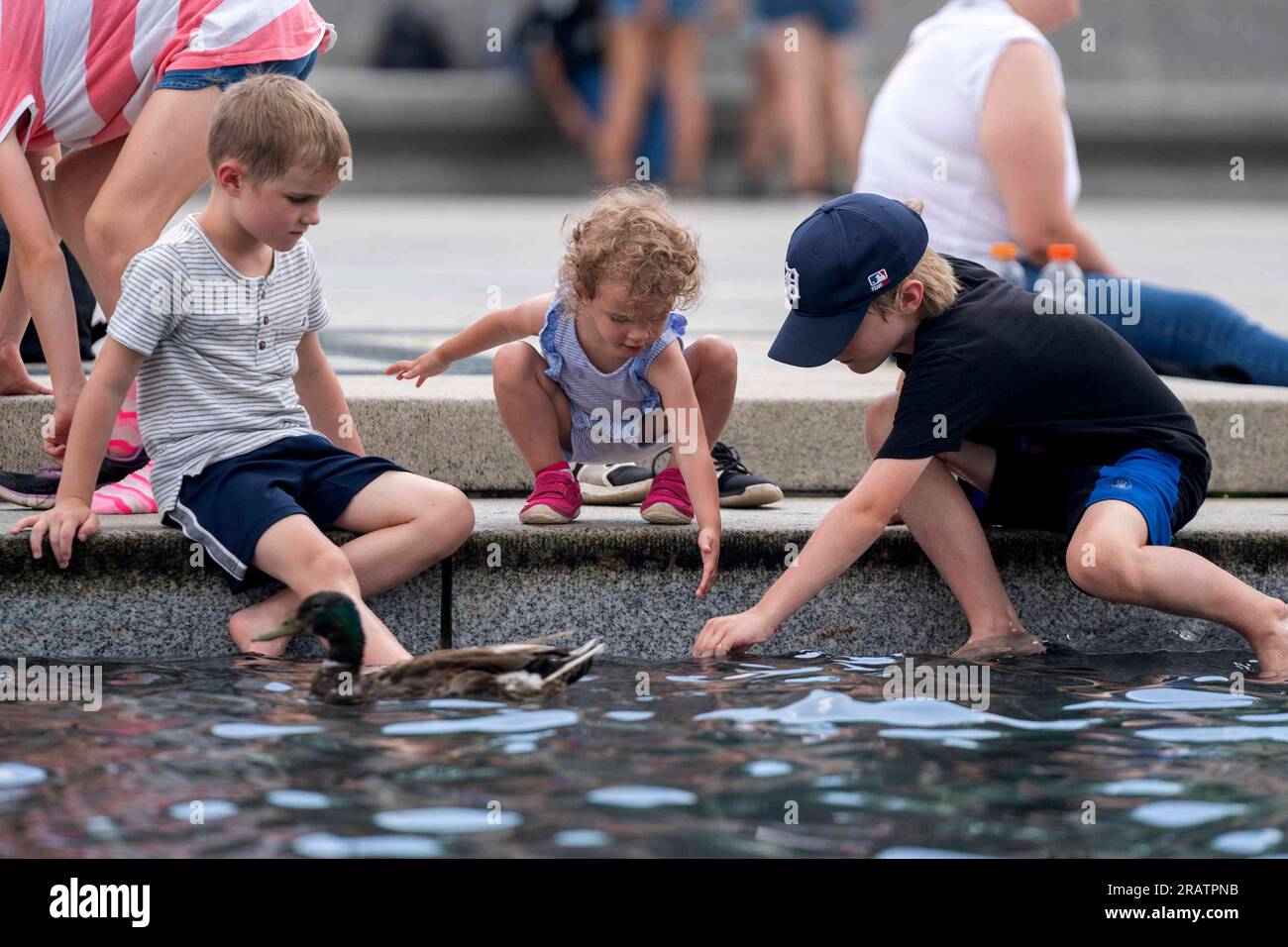 Washington, États-Unis. 05 juillet 2023. Trois enfants se rafraîchissent dans la piscine Rainbow Pool au mémorial de la Seconde Guerre mondiale à Washington, DC, le mercredi 5 juillet 2023. Photo Bonnie Cash/UPI crédit : UPI/Alamy Live News Banque D'Images