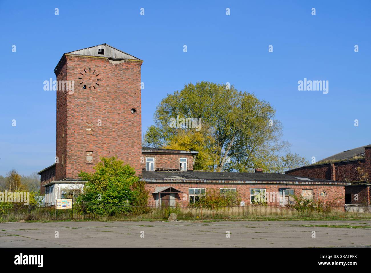 Vieux bâtiment en brique avec mur d'horloge Banque D'Images