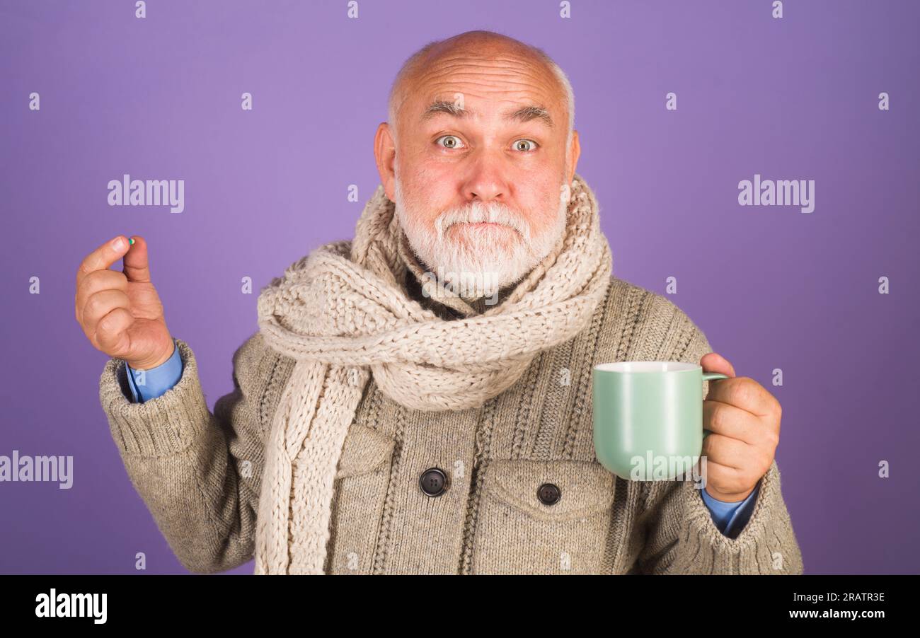 Homme âgé prenant des pilules de médecine avec tasse d'eau à la main. L'homme malade prend pilule. Homme âgé utilisant le supplément ou la vitamine. Mode de vie sain chez les seniors Banque D'Images