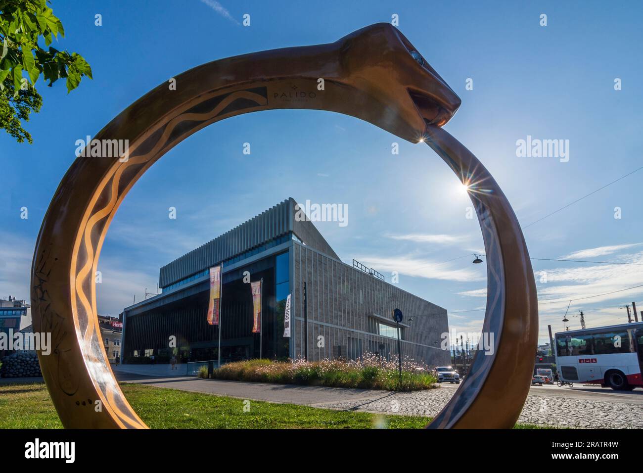 Linz : Musiktheater Linz (Théâtre musical) avec monument 'anneau des Nibelungenn' (''anneau des Nibelungens'') à Zentralraum, Oberösterreich, haute Austr Banque D'Images